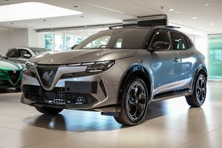 2025 Alfa Romeo Junior Ibrida Thumbnail