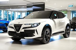 2025 Alfa Romeo Junior Ibrida Thumbnail